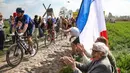 Pebalap Alpecin-Deceuninck, Mathieu Van der Poel (kedua kiri) memacu sepedanya saat ajang balap sepeda Paris Roubaix 2023 yang menempuh Compiegne hingga Roubaix, Prancis utara, 9 April 2023. (AFP/Anne-Christine Poujoulat)