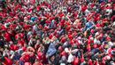 Suporter mengantri untuk menonton Timnas Indonesia yang akan melawan Timor Leste pada laga SEA Games di Stadion MPS, Selangor, Minggu (20/8/2017). Indonesia menang 1-0 atas Timor Leste. (Bola.com/Vitalis Yogi Trisna)