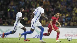 Gelandang Timnas Indonesia, Evan Dimas, menggiring bola saat melawan Malaysia pada semifinal SEA Games di Stadion Shah Alam, Selangor, Sabtu (26/8/2017). Indonesia kalah 0-1 dari Malaysia. (Bola.com/Vitalis Yogi Trisna)