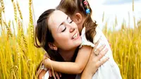 Belaian kasih sayang dan pelukan sebagai bentuk penghargaan kepada ibu (Ilustrasi: Huffington Post)