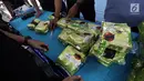 Petugas menunjukkan bukti narkoba jenis sabu dari jaringan Penang Malaysia sebelum dimusnahkan di Gedung BNN, Jakarta Timur, Jumat (26/1). Sebelum dimusnahkan barang bukti tersebut terlebih dahulu dilakukan uji laboratorium. (Liputan6.com/Arya Manggala)