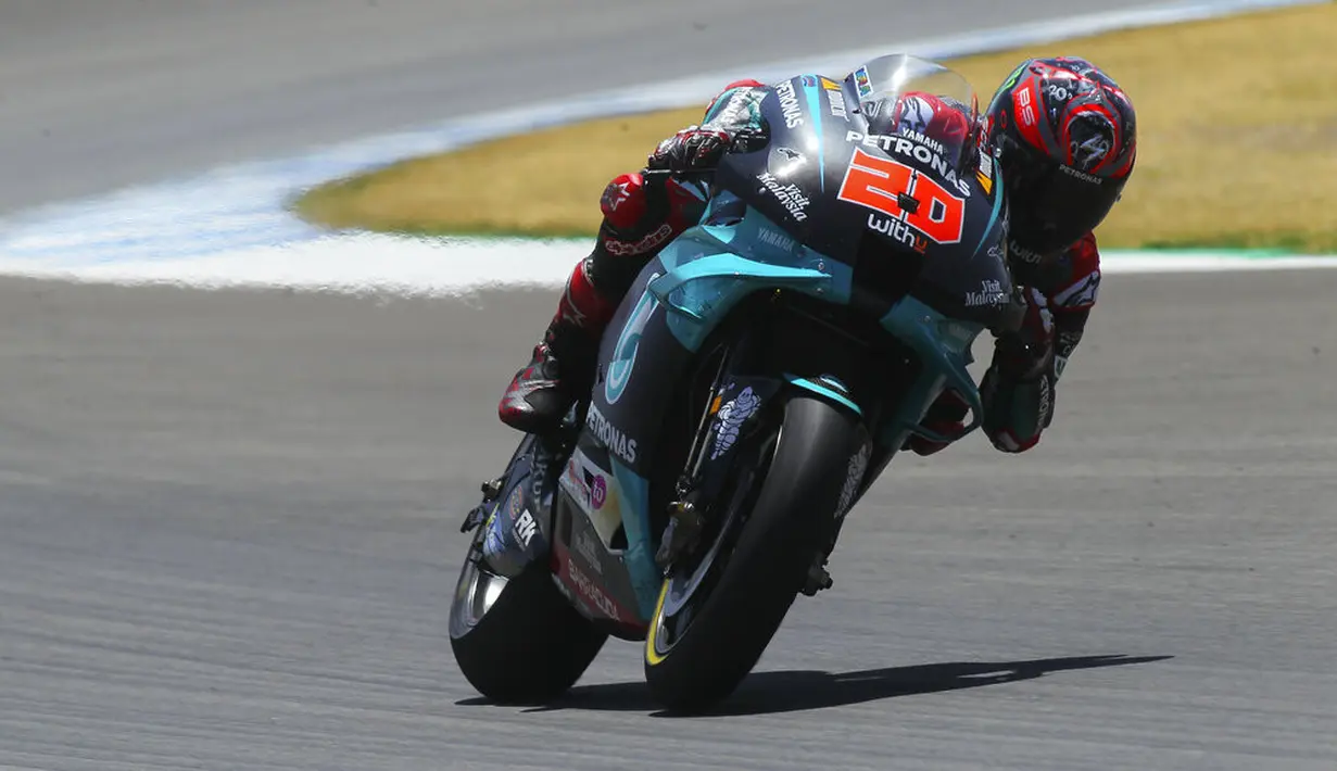 Pembalap Petronas Yamaha, Fabio Quartararo, saat beraksi pada MotoGP Andalusia di Sirkuit Jerez, Minggu (26/7/2020). Fabio Quartararo berhasil finis pertama dengan catatan waktu 41 menit 22,666 detik. (AP Photo/David Clares)