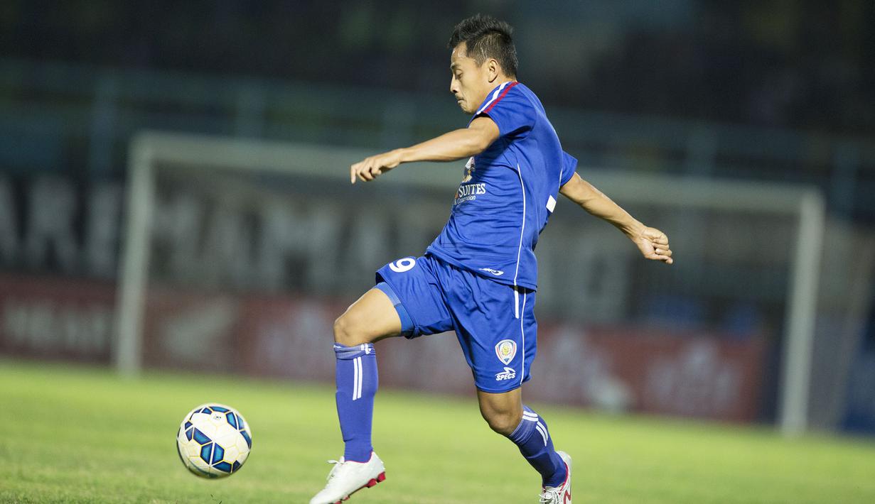 Striker Arema Cronus, Samsul Arif menggiring bola pada laga perempat final Piala Presiden 2015 melawan Bali United di Stadion Kanjuruhan, Malang, Sabtu (19/9/2015). (Bola.com/Vitalis Yogi Trisna)