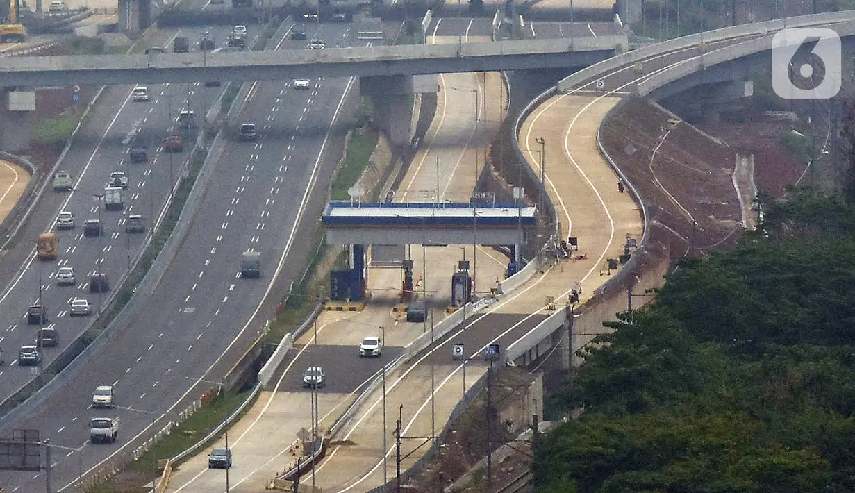 Sejumlah kendaraan melintas di dekat proyek pembangunan tol yang merupakan bagian dari Tol JORR II di kawasan BSD, Tangerang Selatan, Banten, Minggu (15/12). Jalan tol ini nantinya melintasi beberapa kawasan, seperti Jombang, Ciputat, Pamulang, Pondok Cabe, dan Cinere. (merdeka.com/Arie Basuki)