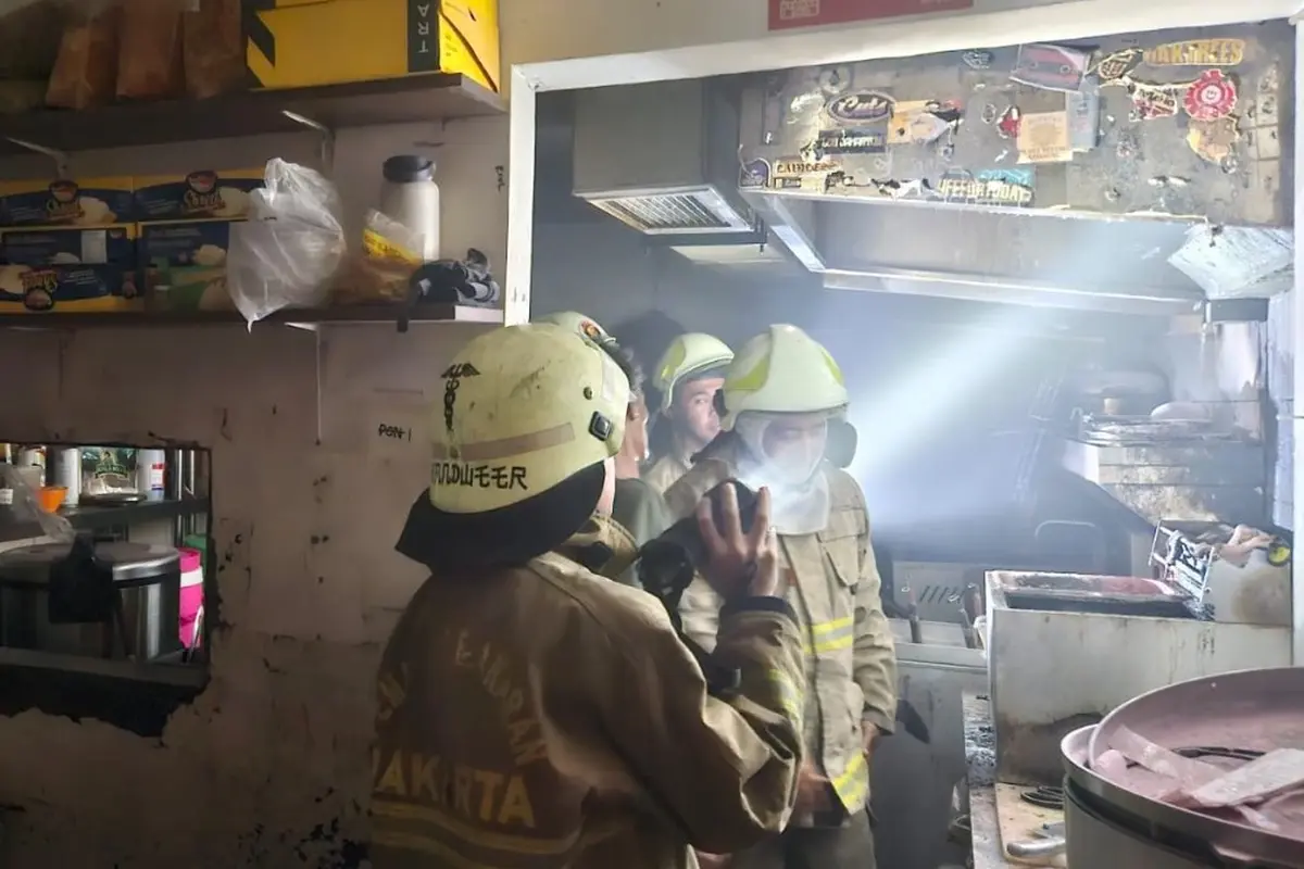 Kebakaran melanda Warung Kopi Panglima Polim (Warkopolim) di Jalan Melawai, Kebayoran Baru, Jakarta Selatan.
