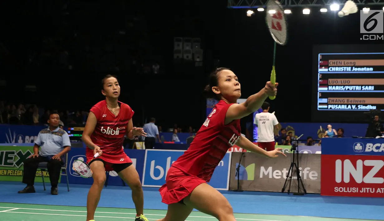 Ganda Putri Indonesia, Della Destiara Haris/Rosyta Eka Putri Sari mengembalikan kok ke arah Luo Ying/Luo Yu di Babak Kedua Indonesia Open di Jakarta, kamis (15/6). Della/Rosyta unggul 20-22. 21-14, 21-14. (Liputan6.com/Helmi Fithriansyah)