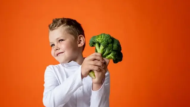 Mengajarkan Kebiasaan untuk Mengonsumsi Makanan Sehat