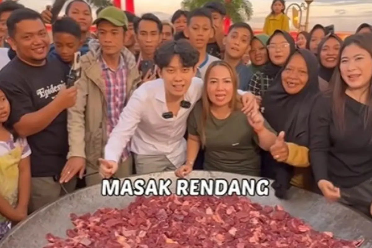Willie Salim Masak Rendang 200 Kg untuk Berbagi, Ludes Diserbu Warga Meski Belum Matang