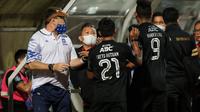 Pelatih Persib Bandung, Robert Alberts terlibat keributan dengan COO Bhayangkara FC, Sumardji di Stadion dr. H. Moch. Soebroto, Magelang, Sabtu (16/10/2021). (Bola.com/Bagaskara Lazuardi).