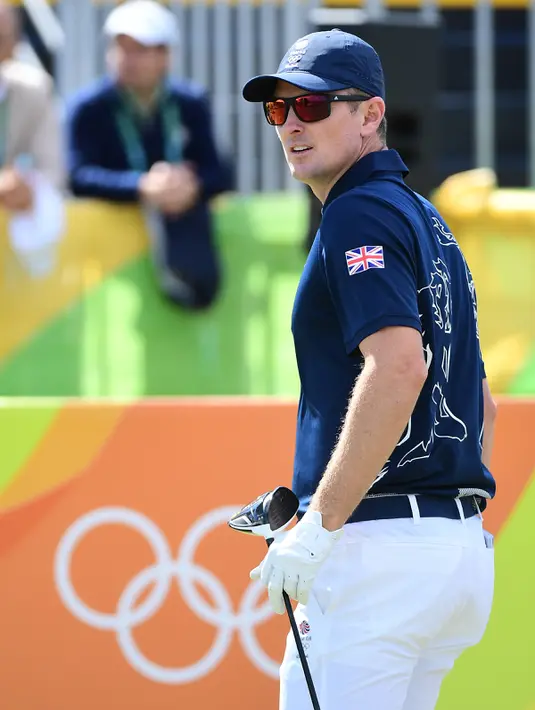 Pegolf Inggris, Justin Rose berkompetisi pada nomor perseorangan putra cabang golf di Olimpiade 2016, Rio de Janeiro, Kamis (11/8). Pada putaran pertama, Rose melambungkan bola ke lubang keempat yang berjarak 188 yard (172 meter). (Emmanuel Dunand/AFP)