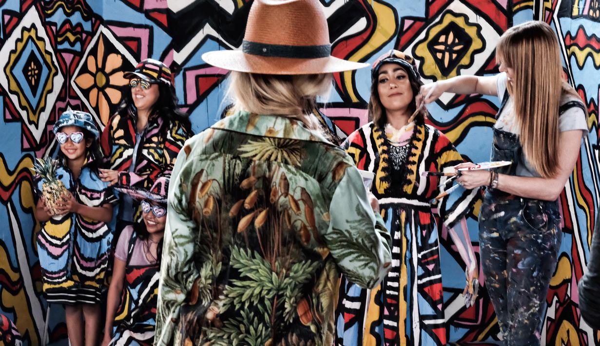 Seniman Alexa Meade (kanan) melukis wajah model Justine Jaime dalam instalasi seni 3D interaktif di Union Station, Los Angeles, Kamis (7/6). Meade membuat acara tersebut dengan mengambil alih ruang tunggu Union Station. (AP Photo/Richard Vogel)