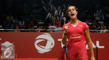 Juara dunia 2014 Carolina Marin (Spanyol) berteriak usai mengalahkan pebulutangkis Malaysia, Tee Jing Yi di Total BWF Championships 2015 di Jakarta, Selasa (11/8/2015). Carolina Marin unggul 19-21, 21-14, 21-13. (Liputan6.com/HelmiFithriansyah)