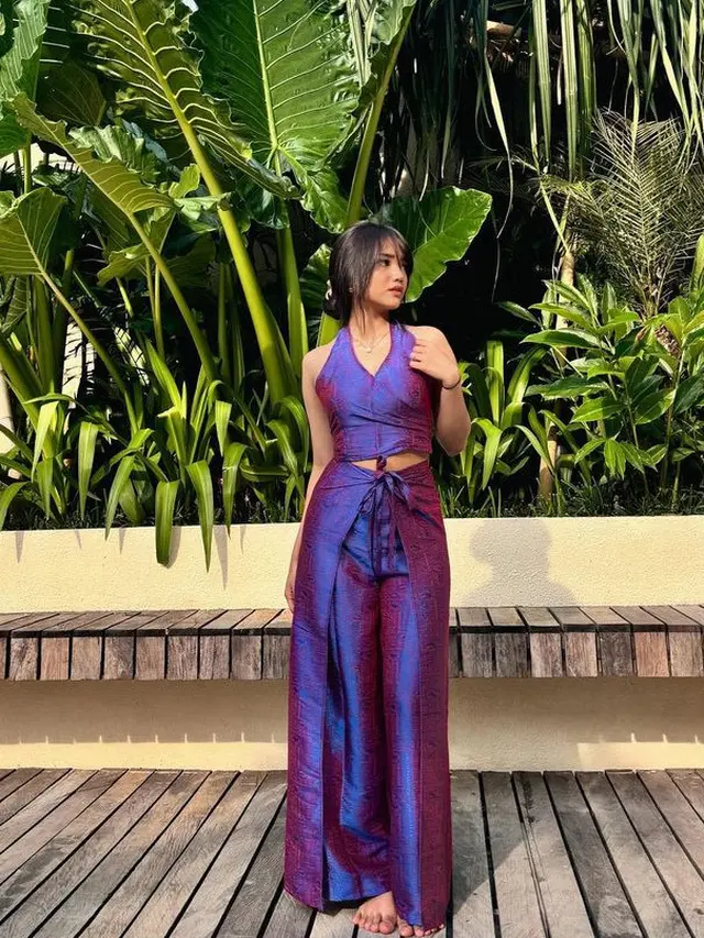 Fuji An Kenakan One Set Backless Shimmer. [@fuji_an]