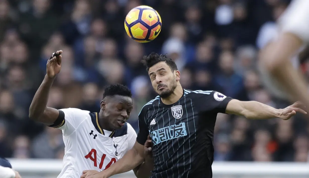 Pemain Tottenham Hotspur, Victor Wanyama (kiri) berebut bola dengan pemain  West Bromwich Albion, Nacer Chadli pada laga Premier League di White Hart Lane stadium, London, (14/1/2017).  (AP/Matt Dunham)
