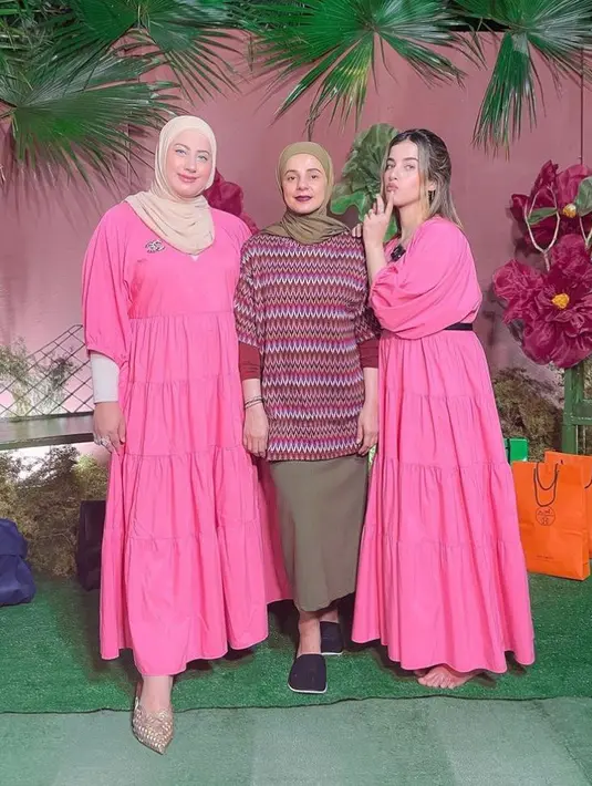 Di momen spesial ini, Tasya dan Tasyi tampil kompak mengenakan dress warna pink. Instagram/tasyiiathasyia).