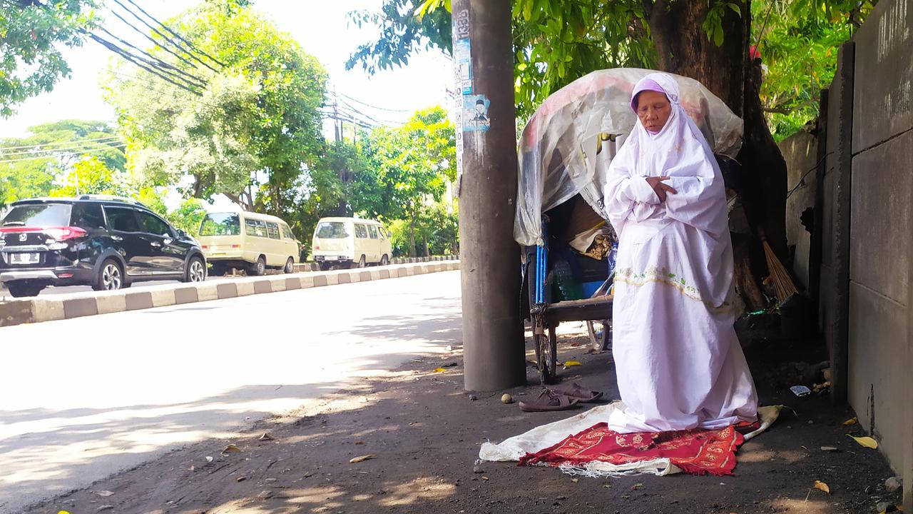 Salat di Jalan Raya-Surabaya