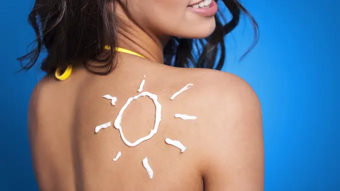 Ilustrasi perempuan menggunakan sunscreen/freepik.com/gpointstudio