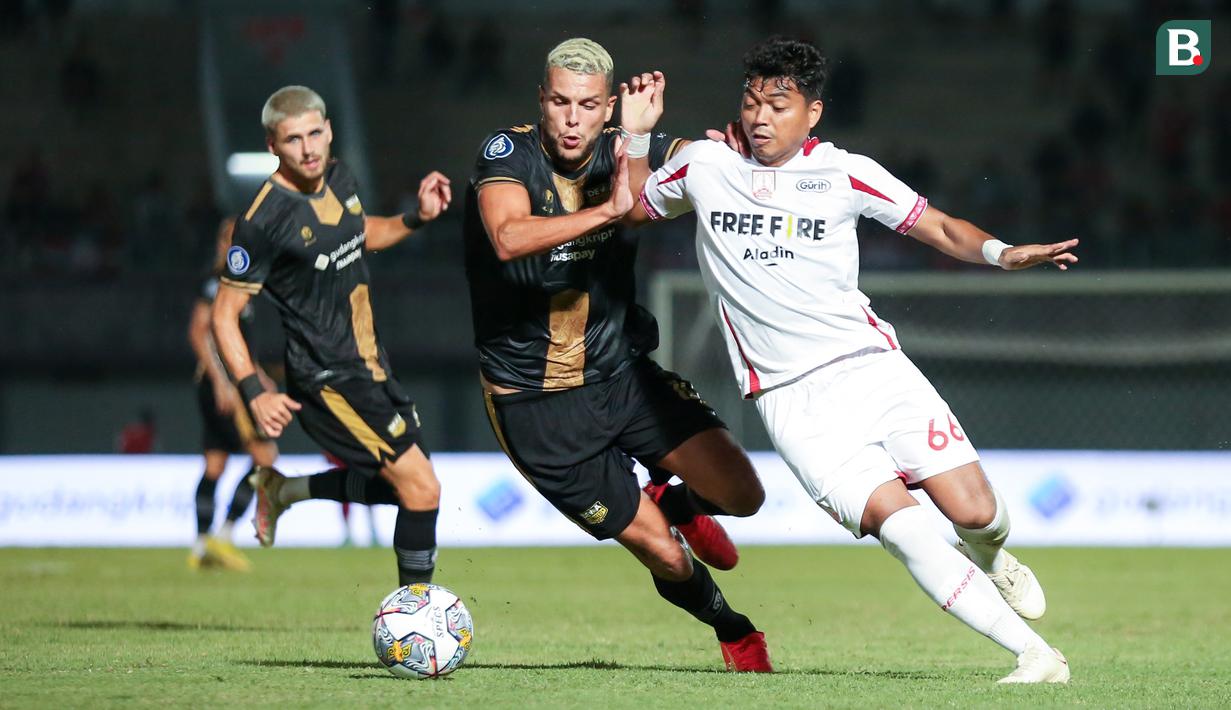 Pemain Persis Solo, Alfath Faathier (kanan) berebut bola dengan pemain Dewa United FC, Karim Rossi saat laga lanjutan BRI Liga 1 2022/2023 antara Dewa United melawan Persis Solo yang berakhir imbang 1-1 di Stadion Indomilk Arena, Tangerang, Sabtu (14/01/2023). Hasil imbang ini membuat Dewa United berada di posisi 17 klasemen sementara sedangkan Persis Solo naik ke posisi 11. (Bola.com/Bagaskara Lazuardi)