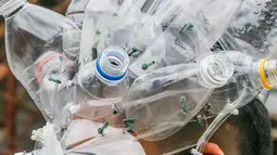 Seniman Filipina Leeroy New mengenakan masker improvisasi di studionya di Manila, 22 Mei 2020. Leeroy New menggunakan botol plastik daur ulang, gelas dan kok untuk membuat masker artistik COVID-19 yang juga akan tampilkan dalam pameran online bersama seniman visual lainnya. (Xinhua/Rouelle Umali)