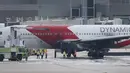 Pesawat dengan 101 orang di dalamnya terbakar saat akan lepas landas dari Bandara Fort Lauderdale, Florida, Kamis (29/10). Kantor Broward County Sheriff mengatakan mesin Boeing 767 itu terbakar saat bersiap-siap menuju Venezuela (AFP PHOTO/Andres Gallego)