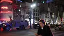 Diketahui sebelumnya, dalam serangan itu, tersangka Shamsud-Din Jabbar (42), menabrakkan truk pikapnya ke arah massa dan melepaskan tembakan di jalan Bourbon yang populer di kota itu. (ANDREW CABALLERO-REYNOLDS/AFP)