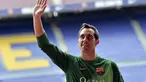 Penjaga gawang Chile, Claudio Bravo, resmi bergabung di klub Spanyol, Barcelona, dan diperkenalkan di Stadion camp Nou, (7/7/2014). (AFP PHOTO/Josep Lago)