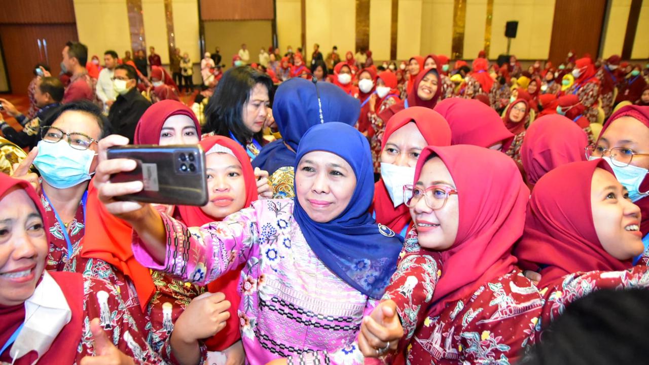 Khofifah saat menghadiri acarakolaborasi Dexa Group dengan Badan Kependudukan dan Keluarga Berencana Nasional (BKKBN). (Istimewa)