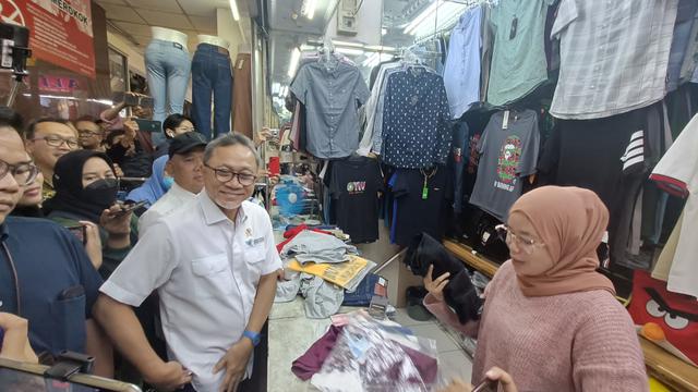 Menteri Perdagangan (Mendag) Zulkifli Hasan mengunjungi pasar Blok A Tanah Abang di Jakarta Pusat, Kamis (15/3/2024). (Foto:Sulaeman)