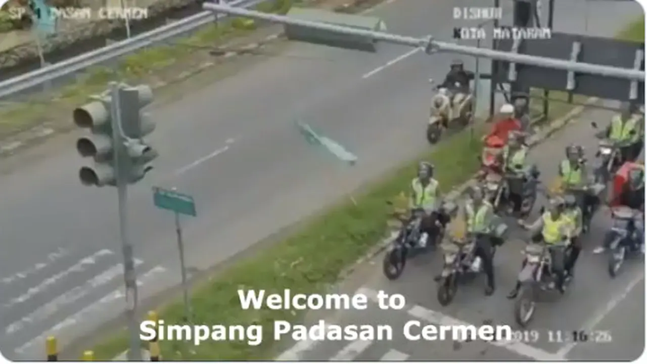 Polisi Tidak Menegur, Video Pengendara Langgar Aturan saat Berhenti di Lalu Lintas Ini Viral
