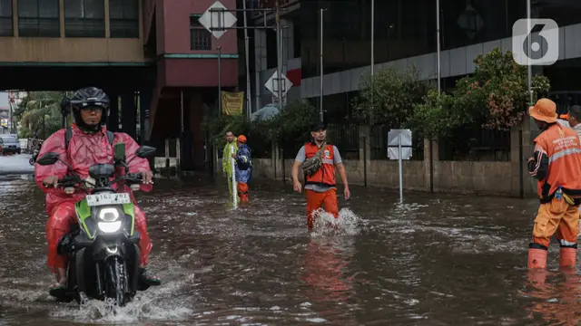 Diguyur Hujan Deras, Genangan Air Hambat Lalu Lintas di Sekitar Pasar Cipulir Jakarta