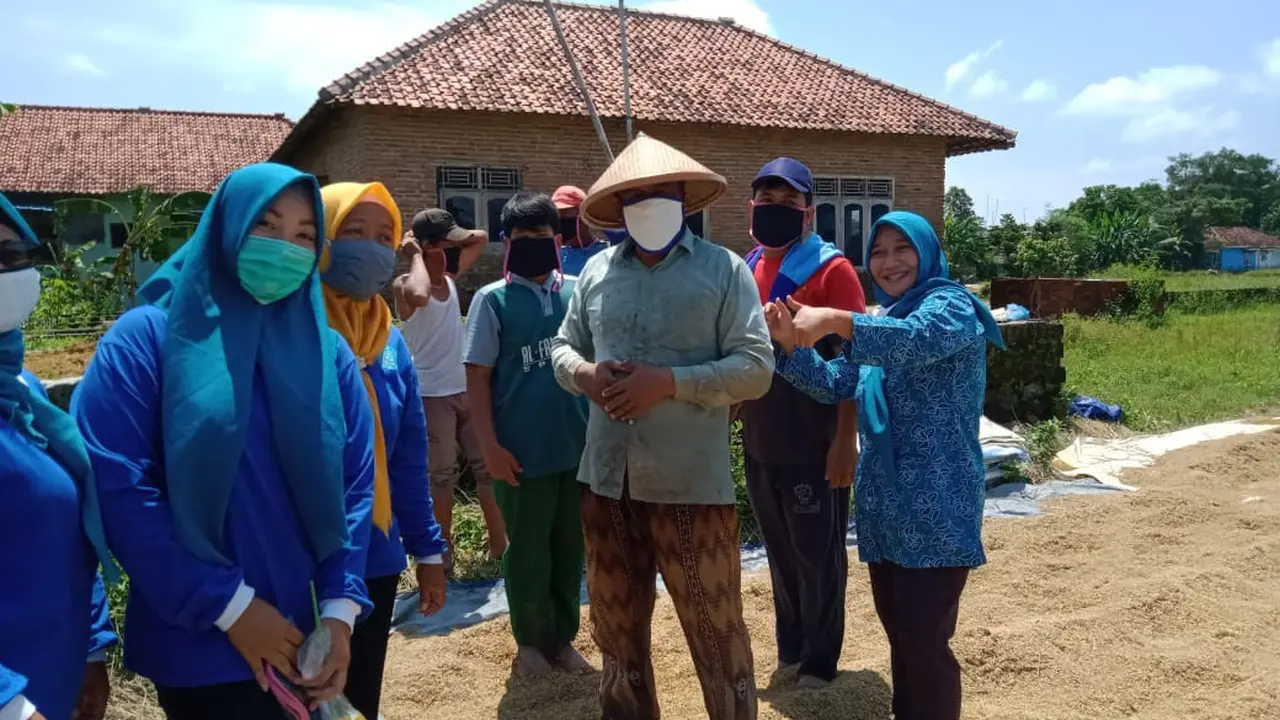 Warga Desa Rancaputat, Sumber Jaya, Majalengka bekerjasama dengan program 10 Rumah Aman. (Istimewa)