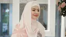 Bukan pertama kali, wanita kelahiran Tangerang ini cukup sering membagikan inspirasi busana hijab. Salah satunya saat acara launching hijab sesama rekan artisnya, begini penampilan anggun Eriska Rein dengan OOTD hijab yang bernuansa pastel.(Liputan6.com/IG/@eriskarein)