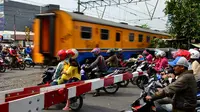 Pintu Perlintasan Kereta Api kembali memakan korban jiwa, tiga pelajar SMP di Semarang, Jawa Tengah tewas mengenaskan akibat sepeda motor yang mereka tumpangi disambar Kereta Api.