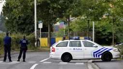 Petugas berjaga-jaga di sekitar Institut Kriminologi Brussels usai terjadi serangan bom, Belgia, Senin (29/8). Tidak ada korban jiwa dalam peristiwa tersebut karena gedung dalam keadaan kosong. ( REUTERS / Eric Vidal)