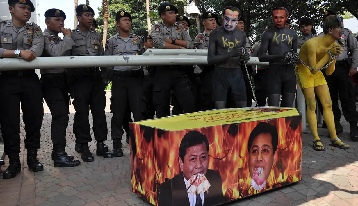 Selain berorasi, AKRAB menyerahkan peti mati bertuliskan Setya Novanto kepada KPK, Jakarta, (23/9/14). (Liputan6.com/Miftahul Hayat)