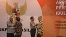 Kapolri Jendral Tito Karnavian berjabat tangan dengan Wapres RI ke-6, Try Sutrisno saat menghadiri pemberian penghargaan Prestasi Penyelenggaraan Lebaran 2017 kepada 15 instansi pemerintah di Jakarta, Selasa (1/8). (Liputan6.com/Faizal Fanani)