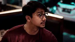Mengenakan kacamata pun tidak melunturkan ketampanan dari Pria asal kota Makassar ini. Semakin terlihat memesona! (Liputan6.com/IG/devamahenra)