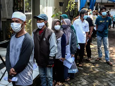 Warga mengantre untuk menerima vaksin Pfizer dosis pertama di Kecamatan Beji, Depok,Rabu (1/9/2021). Pemerintah Kota Depok menggelar program Gebyar Vaksinasi Covid-19 secara serentak di 11 kecamatan di Kota Depok. (Liputan6.com/Johan Tallo)