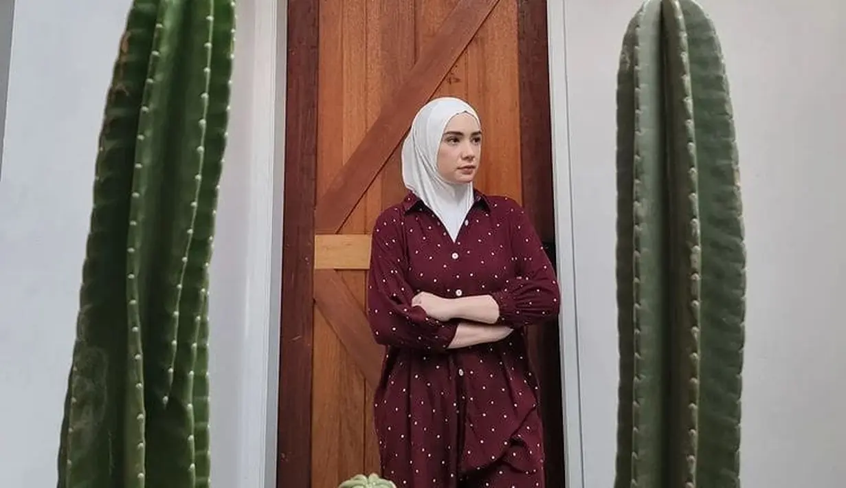 <p>Dalam berhijab, Putri Anne juga lebih modern. Nuansa minimalis terlihat dari tampilannya. </p>