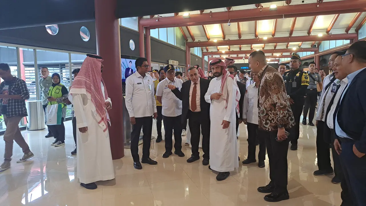 Petugas Imigrasi Saudi meninjau lokasi yang bakal jadi Makkah Route di Terminal 2F Bandara Soekarno Hatta, Selasa (22/4/2025) (Liputan6.com/Pramita Tristiawati)