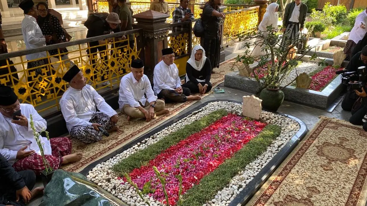 Capres Ganjar Pranowo ziarah ke makam Gus Dur, Jumat (12/1/2024).