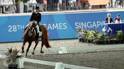 Atlet berkuda, Larasati Gading saat tampil di nomor tunggang serasi tim Sea Games 2015 di Singapore Turf Club Riding Centre, Sabtu (6/6/2015). Larasati Gading memastikan Indonesia meraih emas cabang berkuda. (Liputan6.com/Helmi Fithriansyah)