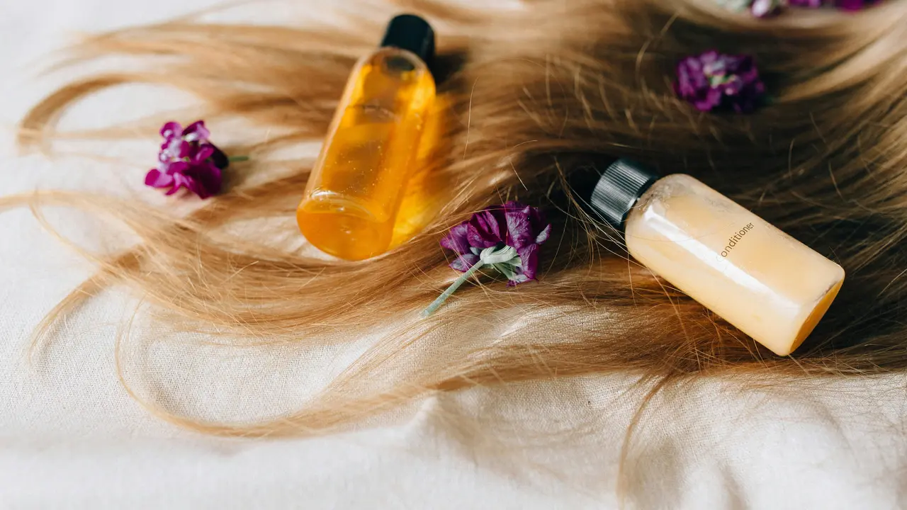 4 Tips Menjaga Rambut Berminyak agar Tetap Segar Sepanjang Hari