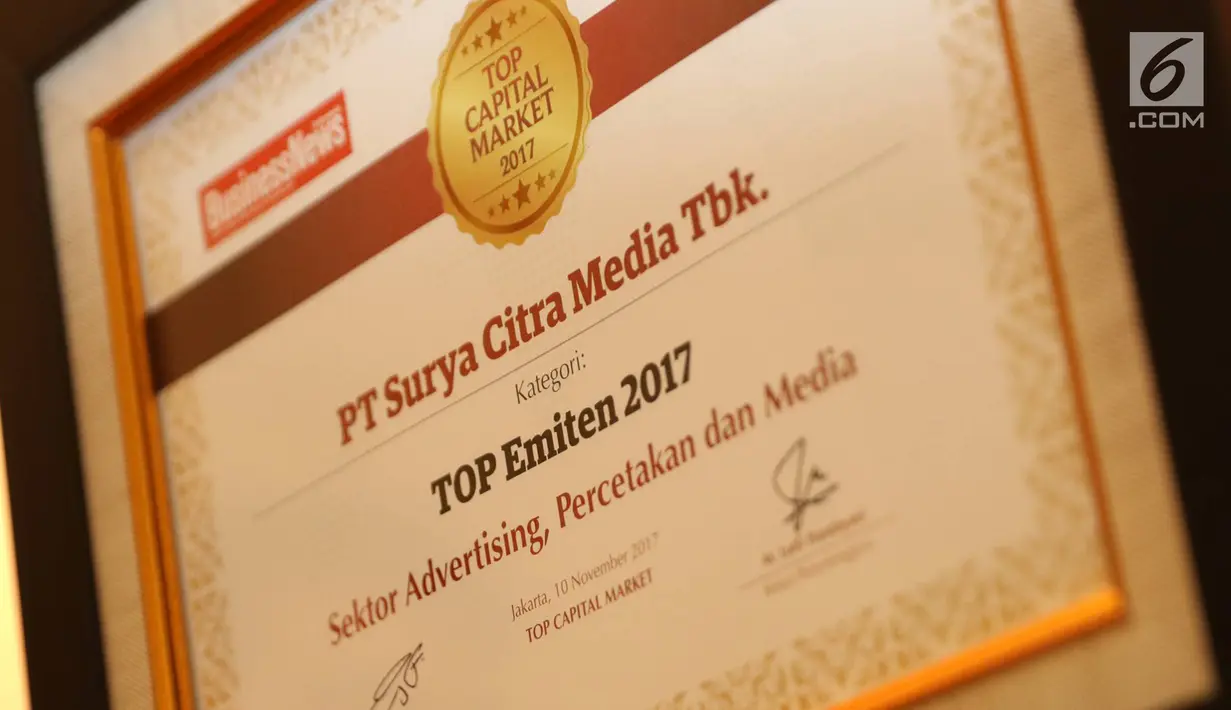 Piagam yang terima oleh PT Surya Citra Media Tbk (SCMA) saat acara Top Capital Market 2017 di Jakarta, Jumat (10/11). SCMA memperoleh penghargaan sebagai perusahaan terbuka terbaik di sektor media dalam Top Emiten 2017. (Liputan6.com/Immanuel Antonius)