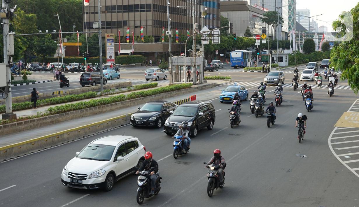 Kendaraan melintasi Jalan MH Thamrin, Jakarta, Senin (24/5/2020). Kepala Dinas Perhubungan Provinsi DKI Jakarta Syafrin Liputo mengungkapkan kebijakan ganjil genap terhadap sepeda motor belum akan diterapkan dan hanya berlaku bagi kendaraan roda empat. (Liputan6.com/Immanuel Antonius)