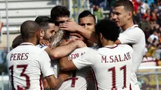 Para pemain AS Roma merayakan gol Radja Nainggolan (tengah) saat melawan Crotone pada lanjutan Serie A di Ezio Scida stadium, Crotone, Italy (12/2/2017).  AS Roma menang 2-0. (Albano Angilletta/ANSA via AP)