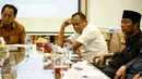Ketua Umum PPP Djan Faridz (kiri) bersama Anggota DPRD Haji Lulung (kedua kanan) hadir saar pertemuan di gedung PPP, Jakarta, Senin (22/2). (Liputan6.com/Faizal Fanani)