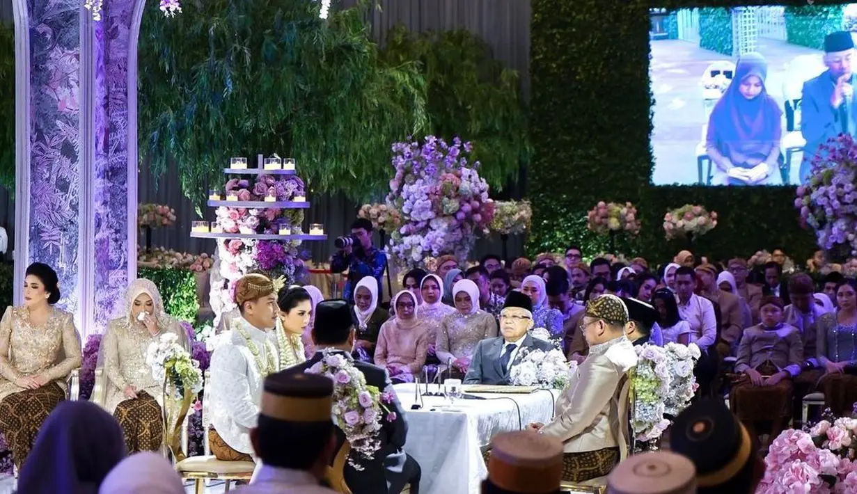 Akad nikah di gelar di Hotel Mulia Jakarta, Minggu (2/7/2023) pagi. Wakil Presiden RI K.H Ma'ruf Amin sebagai saksi sekaligus memberikan tausiah atau nasehat perkawinan. Sedangkan Prabowo Subijanto juga hadir sebagai saksi. Debby Pramestya Putri resmi dipersunting Iptu Nurul Farouq Fadillah putra dari Wakapolda Nusa Tenggara Barat Brigjen Pol Ruslan Aspan. [Instagram/bambang.soesatyo]