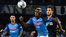 Pemain Napoli, Victor Osimhen (tengah) berusaha mengejar bola dibayangi pemain Empoli, Filippo Bandinelli pada laga lanjutan Liga Italia 2022/2023 di Diego Maradona stadium, Napoli, 8 November 2022. Osimhen tampil mengagumkan musim ini sebagai predator gol untuk Il Partenopei. Sejauh ini, ia telah mencetak 22 gol 5 assist dalam 27 pertandingan. Kini, pemain berkebangsaan Nigeria tersebut menjadi buruan klub-klub besar Eropa. (AFP/Tiziana Fabi)