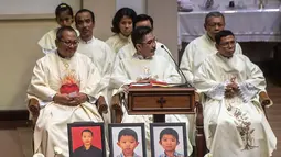 Umat katolik melaksanakan misa peringatan setahun tragedi bom gereja Surabaya di Gereja Katolik Santa Maria Tak Bercela, Surabaya, Jawa Timur, Senin (13/5/2019). Pada peringatan tersebut digelar juga doa lintas agama yang dihadiri sejumlah pemuka agama. (Juni Kriswanto/AFP)
